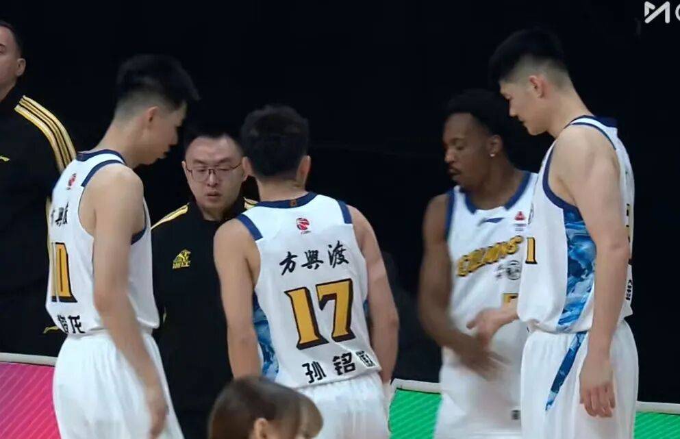 壹号娱乐APP-CBA常规赛集结日走向成谜；广厦男篮主帅复盘；气氛紧张；临场指挥获称赞的简单介绍-壹号娱乐APP