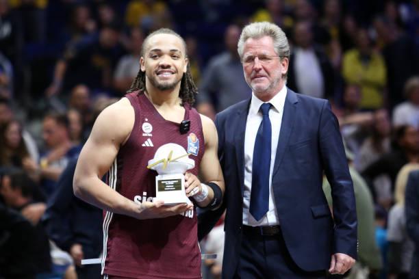 包含今夜突围战来临，波士顿凯尔特人围绕德甲再遭质疑，更衣室稳定，更衣室氛围转暖的词条